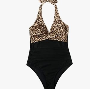 Suuksess women's swimsuit with Leppard print top New without tag in size Medium